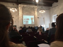 Partecipanti vasta area provincie Ferrara-Forl Cesena-Rimini e la relatrice Alessia Planeta sullo sfondo davanti al tavolo dei relatori